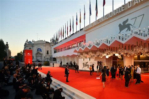 Il Festival del Cinema di Venezia 2021: Un Evento Cinematografico Memorabile con Contributo Perso del Maestro iraniano Ciro Mahamati